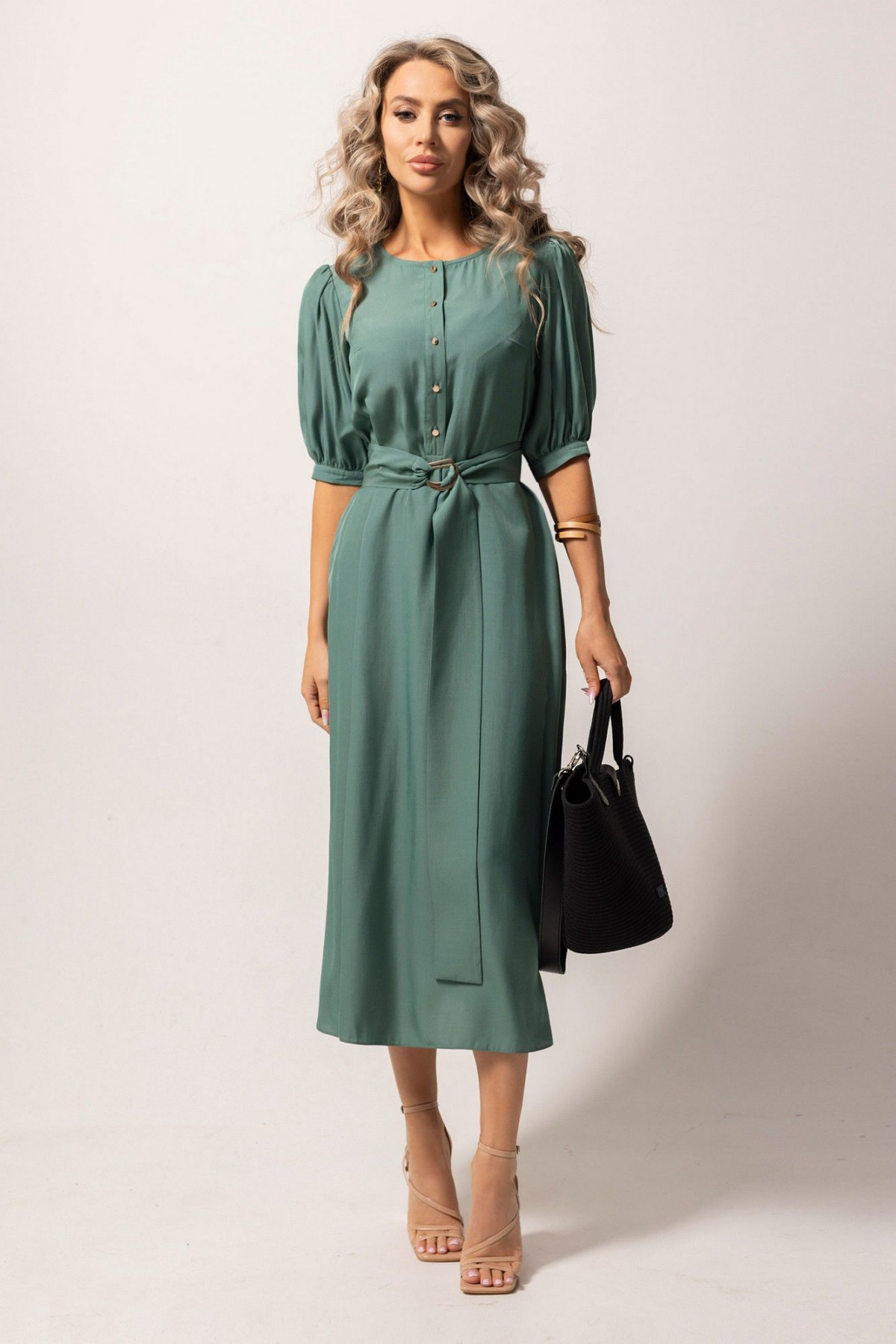 Фотосессия на однотонном фоне девушки. Женщина лежит на траве. Фон для девушки. Образ в зеленом цвете. Женщина в зеленом платье.