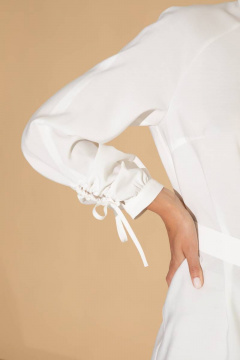 Блуза демисезонная белая из вискозы для делового стиля Femme & Devur 70835 1.2D(170) - фото 5