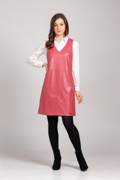 Экокожаный сарафан с застежкой-муфли и талевыми вытачками Соджи 510 розовый - фото 1