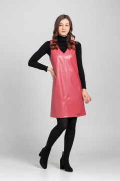 Экокожаный сарафан с застежкой-муфли и талевыми вытачками Соджи 510 розовый - фото 2