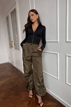 Зеленые демисезонные брюки с кулиской и складками Continental Fashion 1010-04/8 хаки - фото 1