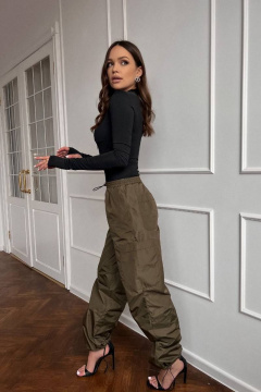 Зеленые демисезонные брюки с кулиской и складками Continental Fashion 1010-04/8 хаки - фото 3