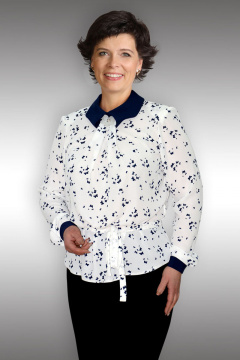 Повседневная белая блуза приталенного кроя с складками и застежкой Таир-Гранд 62199 молочные-бабочки - фото 1