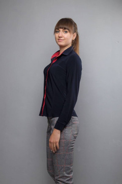 Деловая блуза синего цвета из трикотажа с кокеткой и воротником-стойкой Mita ЖМ726Б т.синий - фото 3