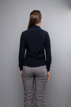 Деловая блуза синего цвета из трикотажа с кокеткой и воротником-стойкой Mita ЖМ726Б т.синий - фото 4