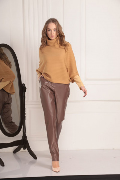 Бежевые брюки из экокожи классического кроя AMORI 5049 кофе - фото 2