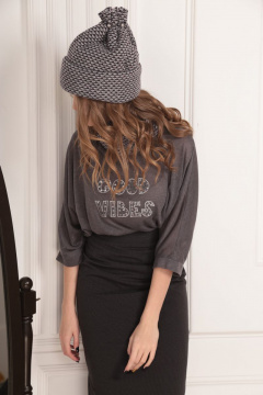 Серый свободный свитшот с вышивкой на груди AMORI 6188 графит - фото 4