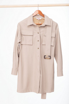 Платье-рубашка из эко-кожи с накладными карманами и ремнем Anelli 800 бежевый - фото 3