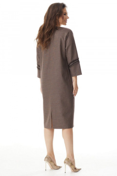Коричневое платье свободного силуэта с разрезом и тесьмой Магия моды 2329 коричневый. - фото 2