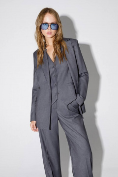 Демисезонный классический серый жилет из текстиля с фигурным низом PiRS 4640 серый - фото 4