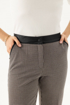 Демисезонные брюки с стрелками и классическим зантежом Femme & Devur 90011 1.32F(164) - фото 5