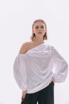 Асимметричная белая блуза из атласа со складками и рукавами-фонариками NikVa 413-3 молоко - фото 5