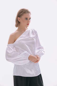 Асимметричная белая блуза из атласа со складками и рукавами-фонариками NikVa 413-3 молоко - фото 4
