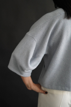 Короткий кардиган из трикотажа с накладными карманами MAKKI 28/22 серый - фото 3