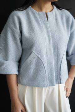 Короткий кардиган из трикотажа с накладными карманами MAKKI 28/22 серый - фото 2