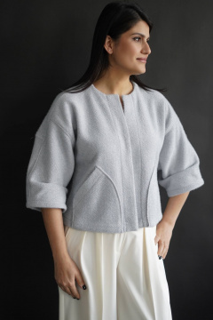 Короткий кардиган из трикотажа с накладными карманами MAKKI 28/22 серый - фото 1