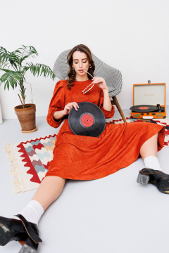 Миди платье из искусственной замши и трикотажа с вытачками NikVa 449-1 терракот - фото 4