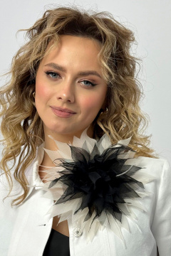 Ручная текстильная брошь цветок с перьями и креплением Condra 19015 черный-крем - фото 2