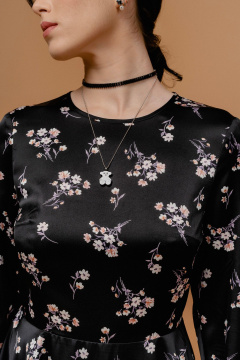 Платье приталенное из атласа с вырезом и молнией JRSy 2440 черный_в_цветочки - фото 5