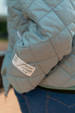 Куртка-бомбер из плащевки с боковыми карманами Andina 1012 яблоко - фото 4