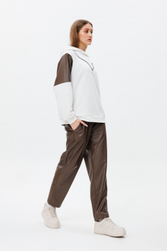 Костюм из кожи и экокожи с свободным кроем FAMA F03-0203 браун/молочный - фото 3