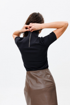 Топ трикотажный на молнии для повседневных образов FAMA F06-03bl чёрный - фото 3