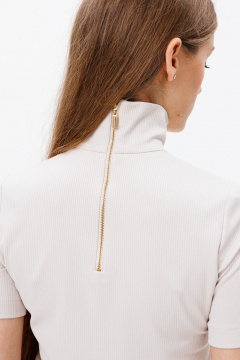 Бежевый трикотажный топ с замком, универсальный стиль FAMA F06-03s бежевый - фото 3