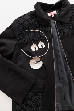 Черный укороченный жакет из текстиля с кружевными деталями Anelli 1439ж черный - фото 3