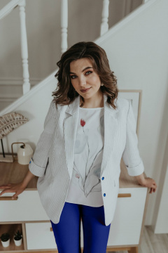 Комплект из белого льняного жакета, брюк и блузы Ольга Стиль С-707/1 василек - фото 5