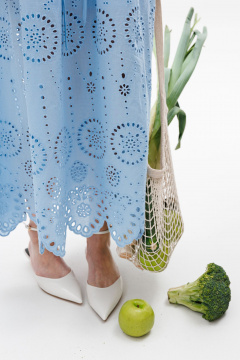 Голубая миди юбка с вышивкой, карманами и шнуром EOLA 2630 голубой - фото 4