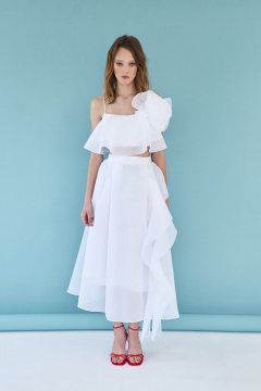 Блузка полуприлегающего силуэта на бретелях с воланами AG Green G517/3 белый - фото 1