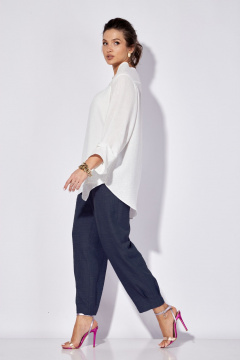 Летний комплект из блузы-рубашки из текстиля и зауженных брюк Anastasia 1101 белый/темно-синий - фото 2