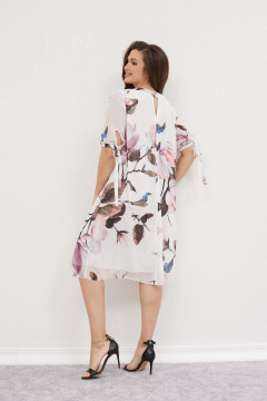 Белое платье на подкладке с кружевными деталями и розовым поясом Mislana С953 крупный цветок - фото 4