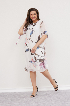 Белое платье на подкладке с кружевными деталями и розовым поясом Mislana С953 крупный цветок - фото 1