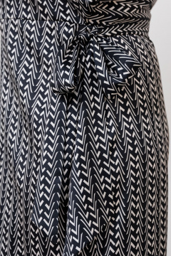 Платье на запах из текстиля с прямым силуэтом и атласной тканью BRELA 2360 черный-молоко - фото 4