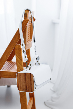 Белая кожаная сумка через плечо с деревянными вставками Because KVADRO WHITE - фото 2