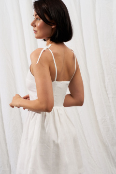 Леновый мини сарафан с вырезом и бретелями завязками Puella 3007 белый_Викки - фото 5