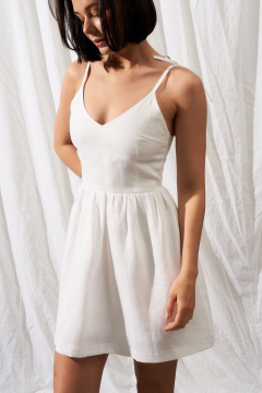 Леновый мини сарафан с вырезом и бретелями завязками Puella 3007 белый_Викки - фото 4