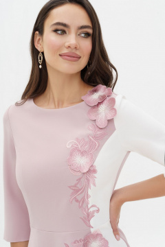 Джемперное платье с цветочной вышивкой и двухцветной тканью Urs 24-310-2 - фото 4