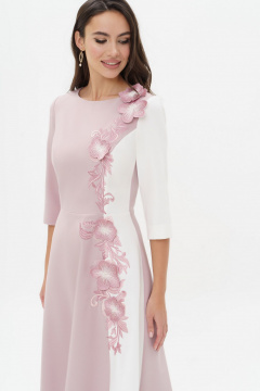 Джемперное платье с цветочной вышивкой и двухцветной тканью Urs 24-310-2 - фото 3