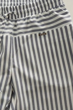 Брюки прямые свободные из текстиля с поясом на резинке Соджи 443 белый+голубой - фото 5