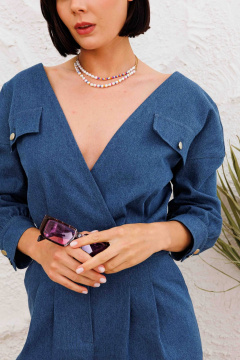 Летний джинсовый комбинезон с V-образным вырезом и карманами AURA otd 4143 темно-синий деним - фото 2