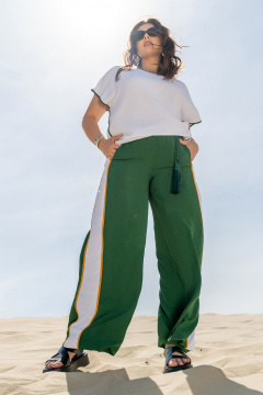 Костюм рубашка и брюки с контрастной отделкой Andina 950 белый/изумруд/изумруд - фото 2