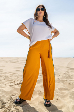 Костюм с блузкой и брюками с наклонными карманами Andina 951 белый/шафран/шафран - фото 1