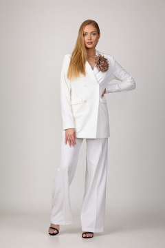 Белый брючный комплект из костюмной ткани с двубортным оверсайз жакетом и булавкой Rosheli 1096/3 - фото 2