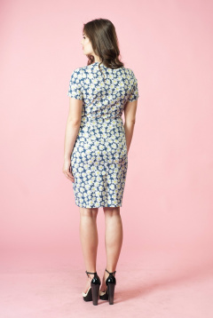 Полуприлегающее платье из текстиля с клапанами и шлицей Lady Style Classic 883 синий+ромашки - фото 2