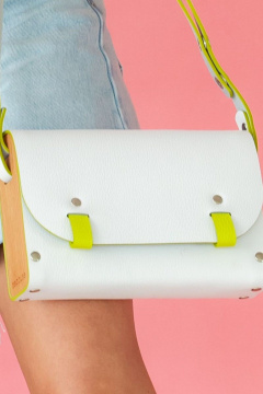 Кожаная сумка через плечо с деревянными вставками, белая Because AELITA_WHITE_NEON - фото 1