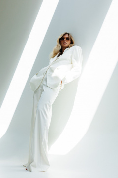 Костюм белый брючный с жакетом из поливискозы для офисного стиля FAMA 24034-1 молочный_экрю - фото 5