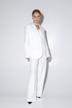 Деловой костюм-двойка из жакета и брюк со стрелками PiRS 5025 белый - фото 2