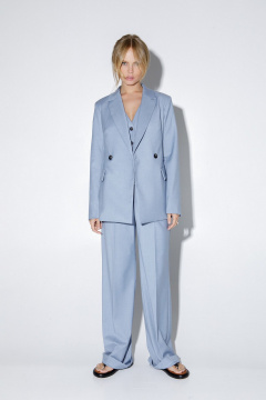 Деловой костюм-двойка из жакета и брюк со стрелками PiRS 5030 голубой - фото 1